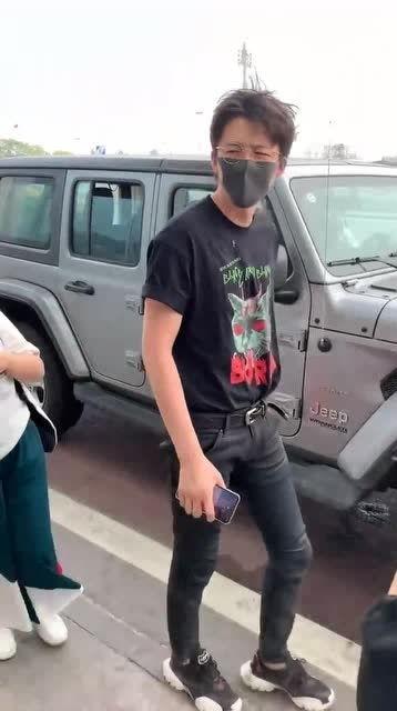 日韩男明星走路姿势视频,魅力四溢的步伐魅力